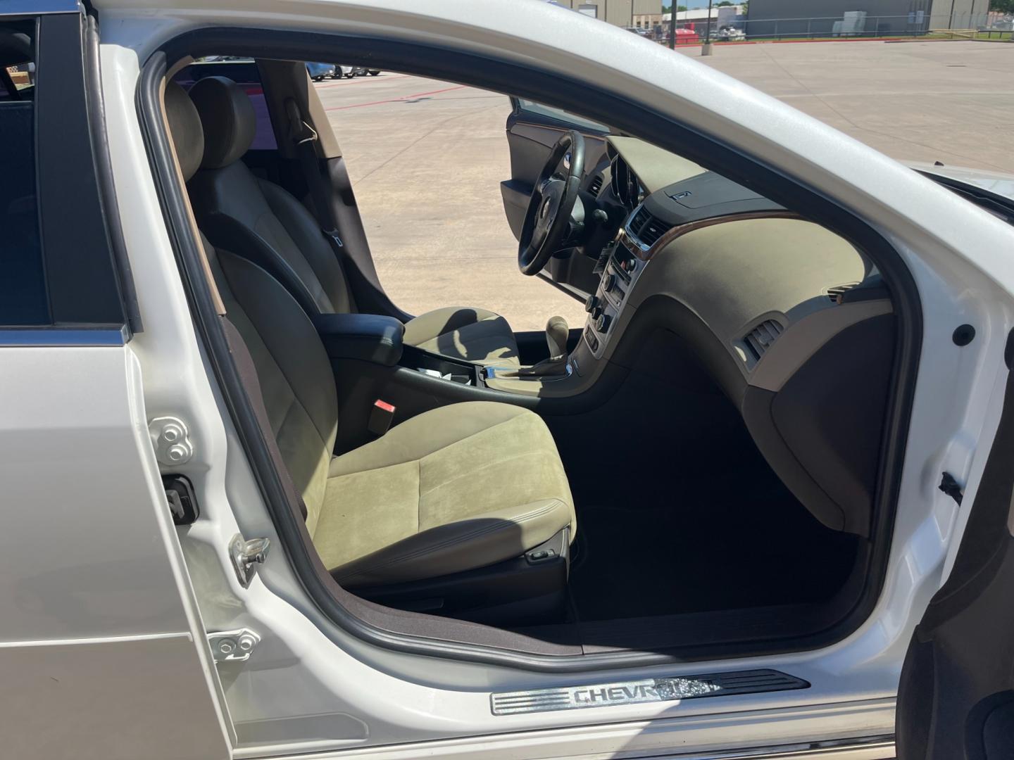 2010 white /black Chevrolet Malibu 2LT (1G1ZD5E7XAF) with an 3.6L V6 DOHC 24V engine, 6-Speed Automatic transmission, located at 14700 Tomball Parkway 249, Houston, TX, 77086, (281) 444-2200, 29.928619, -95.504074 - Photo#11